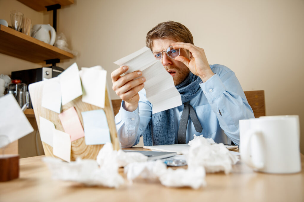 hombre-enfermo-leyendo-medicamentos-recetados-trabajando-oficina-empresario-resfrio-gripe-estacional-gripe-pandemica-prevencion-enfermedades-enfermedad-virus-infeccion-temperatura-fiebre-concepto-gripe